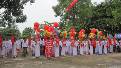 Học sinh Trường THPT Nguyễn Thị Lợi (thị xã Sầm Sơn) trong ngày khai giảng năm học mới 2011 – 2012